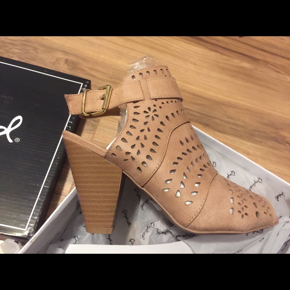 Tan heel.